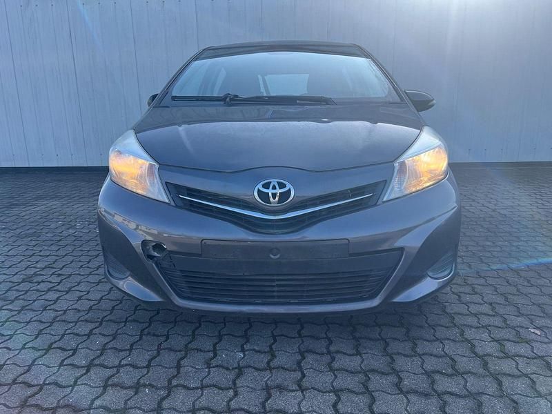 Gebraucht Toyota Yaris 90 PS (66 kW) 2012 Grau Kleinwagen
