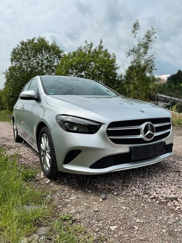 Silber Gebraucht 2019 Mercedes B200 Van / Kleinbus | 20.000 € (Superpreis) - Bild 1/4