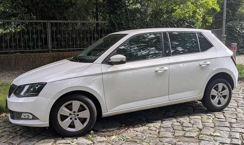 Weiß Gebraucht 2015 Skoda Fabia Style Limousine | 7.600 € (Guter Preis) - Bild 1/4