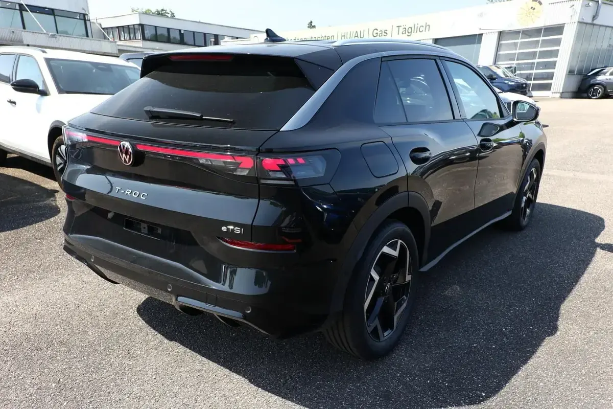 Neu VW T-Roc R-line 150 PS (110 kW) 2026 Grenadilla black metallic SUV
