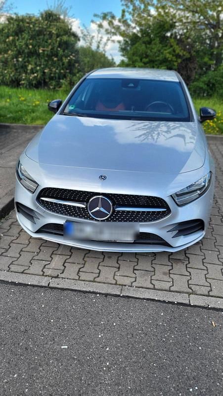 Silber Gebraucht 2018 Mercedes A200 AMG line Limousine | 18.490 € (Fairer Preis) - Bild 1/4