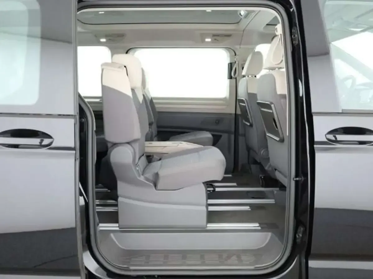 Gebraucht VW Multivan Basis 150 PS (110 kW) 2024 Deep black perleffekt Van / Kleinbus