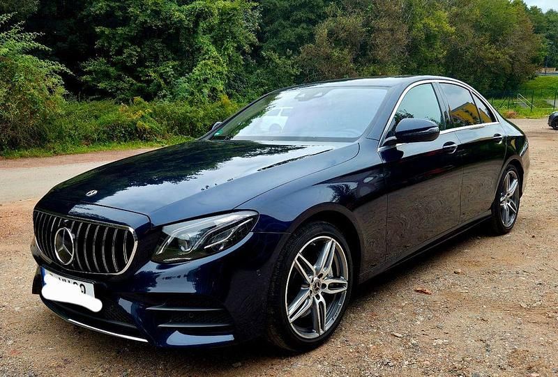 Blau Gebraucht 2020 Mercedes E350 AMG line Limousine | 35.500 € (Superpreis) - Bild 1/4