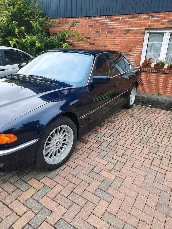 Blau Gebraucht 1999 BMW 735 Limousine | 15.450 € - Bild 1/4