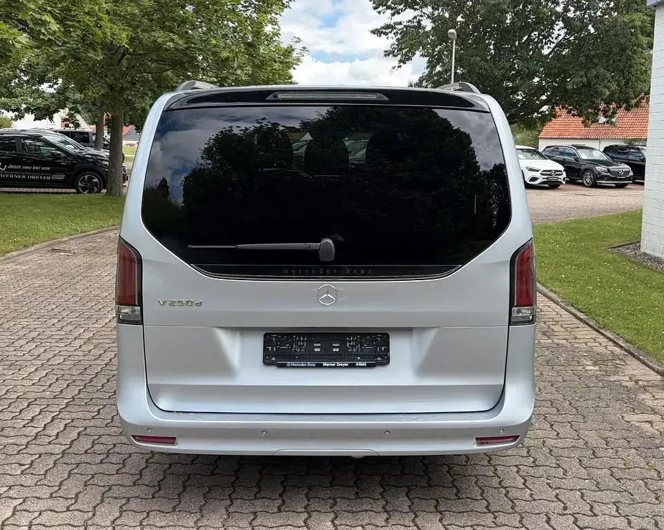 Gebraucht Mercedes V250 Style 190 PS (139 kW) 2025 Silber Van / Kleinbus