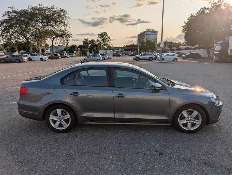 Gebraucht VW Jetta Comfortline 140 PS (102 kW) 2011 Grau Limousine