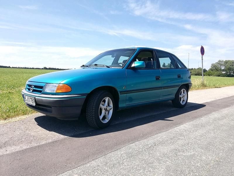Grün Gebraucht 1994 Opel Astra Limousine | 2.999 € - Bild 1/4