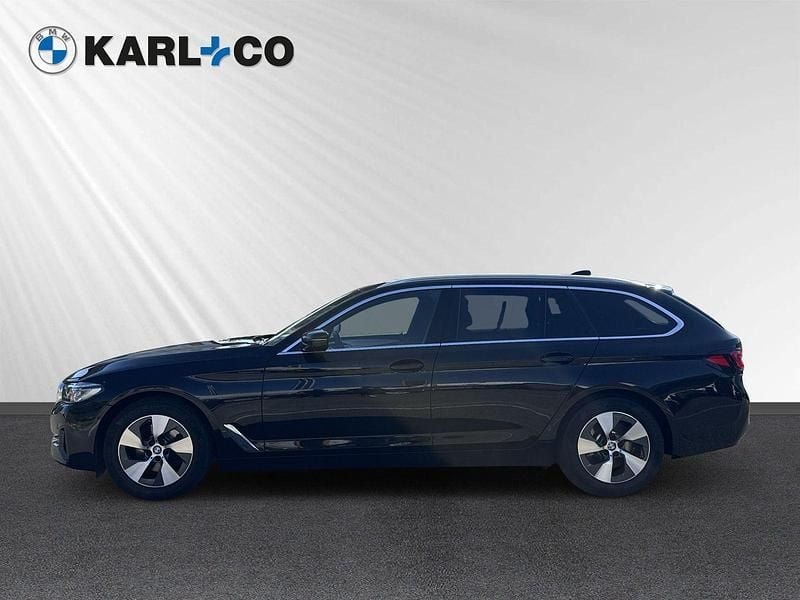 Schwarz Gebraucht 2022 BMW 520 Sport Line Kombi | 25.880 € (Superpreis) - Bild 1/4