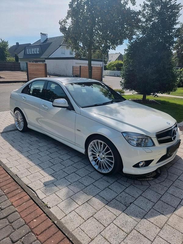Weiß Gebraucht 2008 Mercedes C200 Avantgarde Limousine | 12.900 € - Bild 1/4