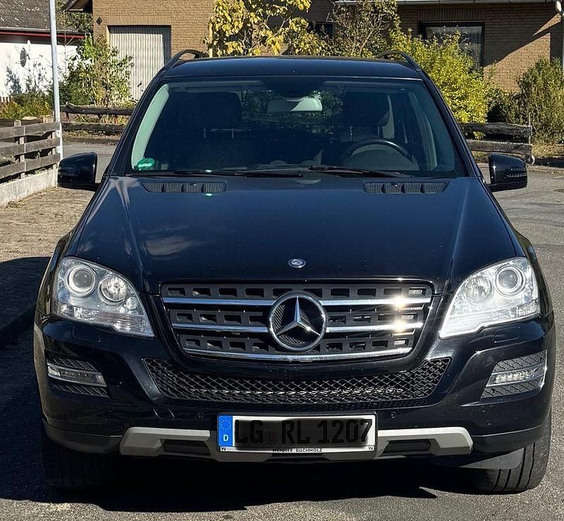 Schwarz Gebraucht 2011 Mercedes ML300 SUV | 10.490 € (Fairer Preis) - Bild 1/4
