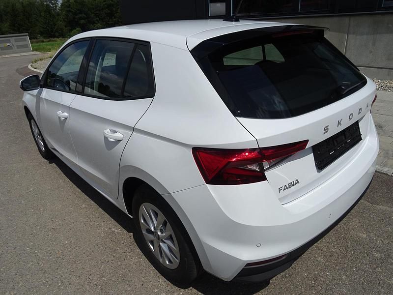 Neu Skoda Fabia Selection 80 PS (58 kW) 2025 Moonweiss metallic Kleinwagen