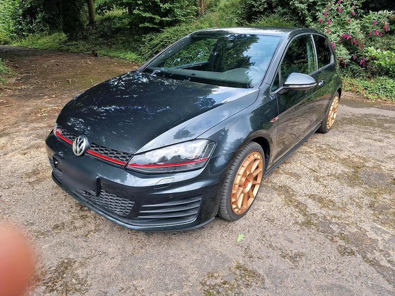 Grau Gebraucht 2016 VW Golf GTI Coupé | 17.500 € - Bild 1/4