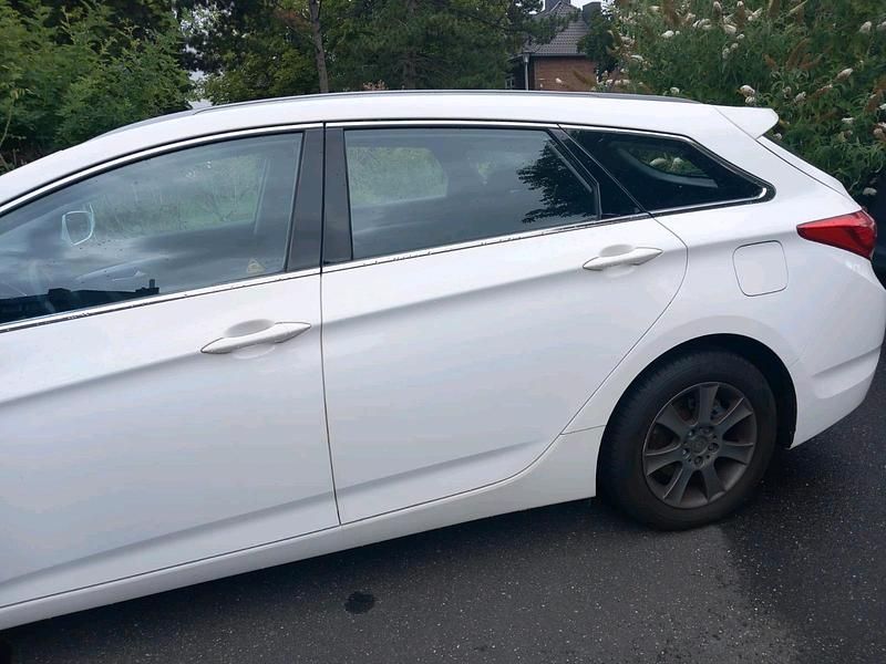 Weiß Gebraucht 2012 Hyundai i40 Comfort Kombi | 8.000 € (Fairer Preis) - Bild 1/4