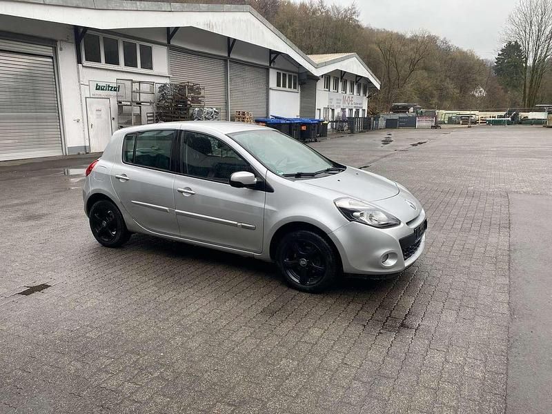 Gebraucht Renault Clio IV Dynamique 88 PS (64 kW) 2012 Silber Limousine