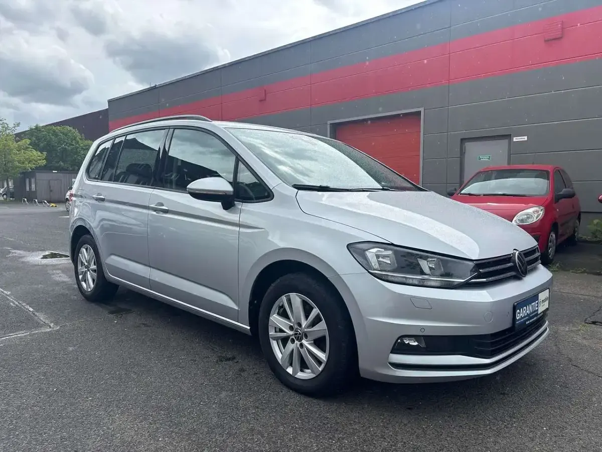 Gebraucht VW Touran Comfortline 150 PS (110 kW) 2022 Silber Van / Kleinbus