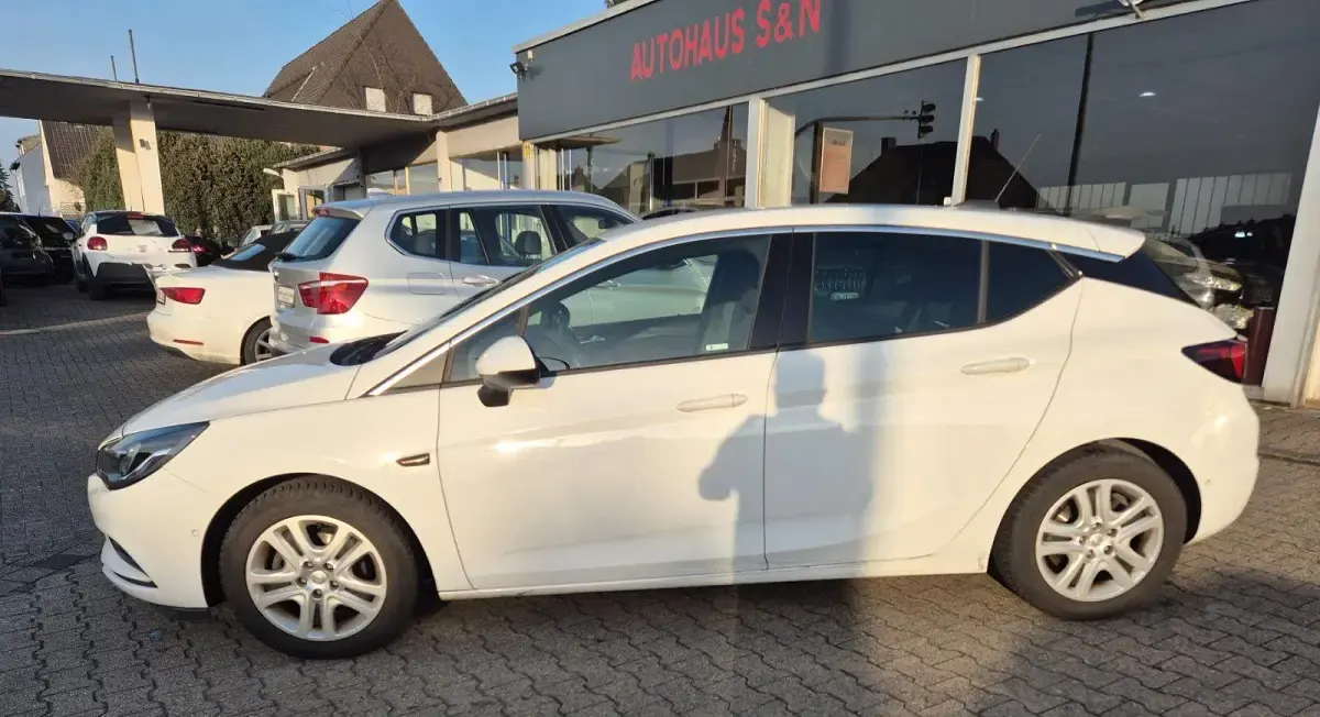 Gebraucht Opel Astra 105 PS (77 kW) 2015 Weiß Limousine
