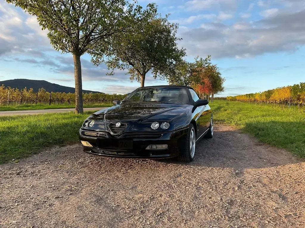 Second-hand Alfa Romeo Spider 144 CP (105 kW) 1999 Negru Cabrio