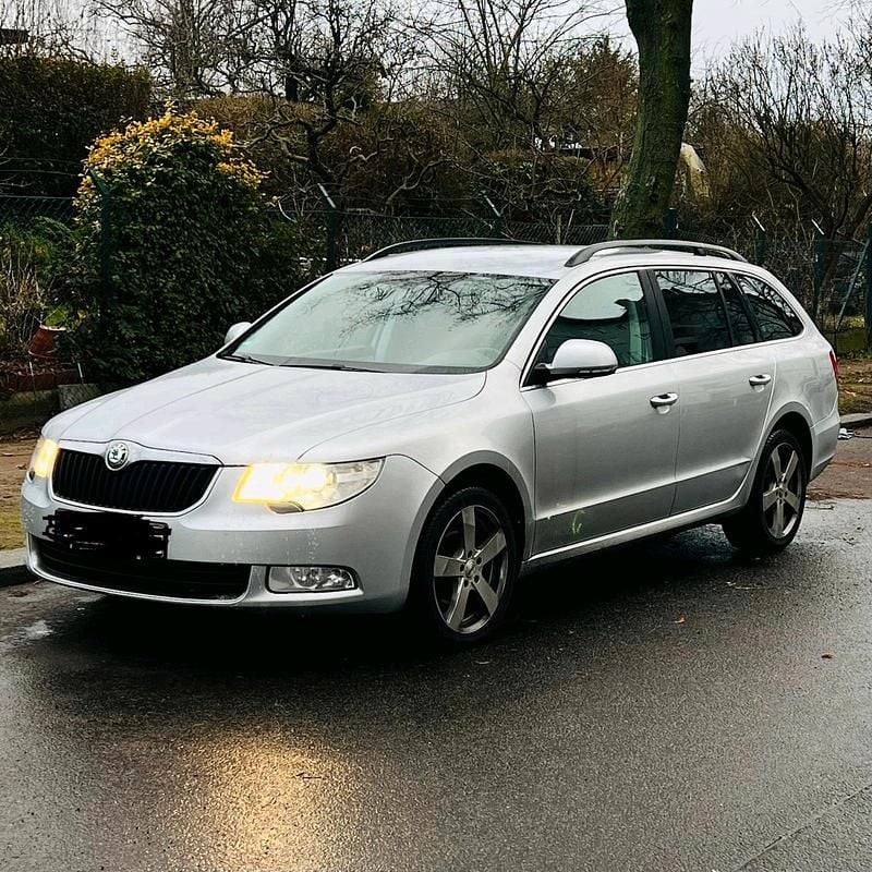 Silber Gebraucht 2013 Skoda Superb Kombi | 5.350 € (Superpreis) - Bild 1/4