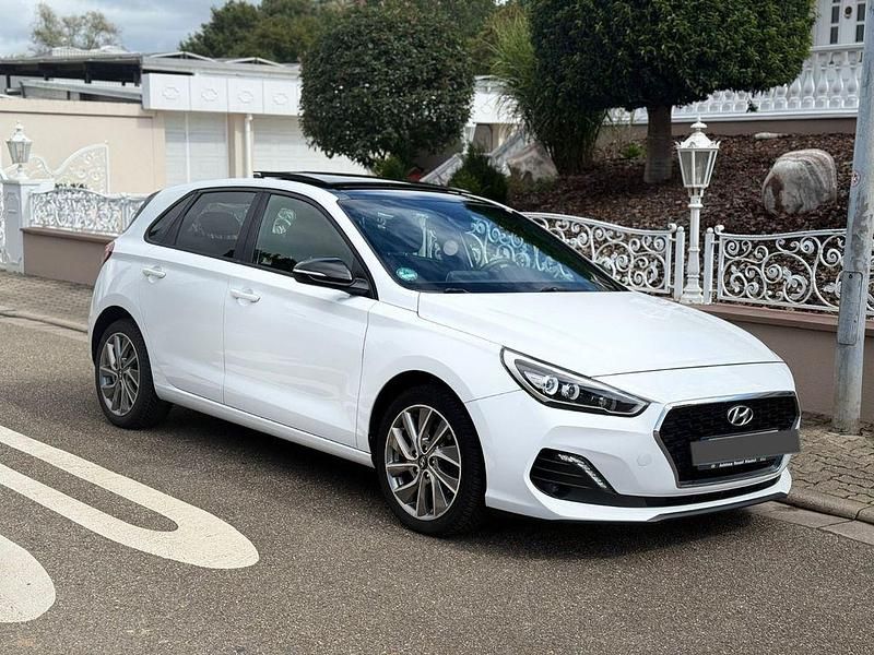 Weiß Gebraucht 2019 Hyundai i30 Passion Plus Limousine | 13.490 € (Guter Preis) - Bild 1/4