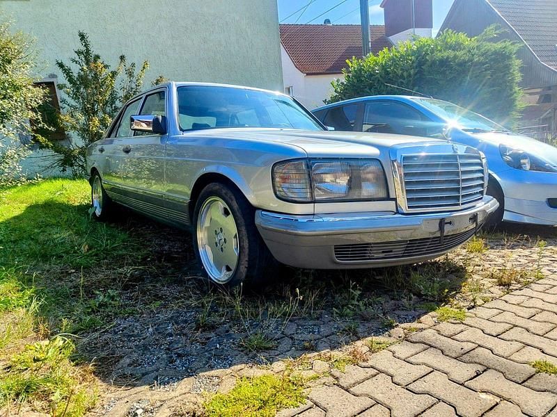Silber Gebraucht 1982 Mercedes E280 Limousine | 8.000 € - Bild 1/4