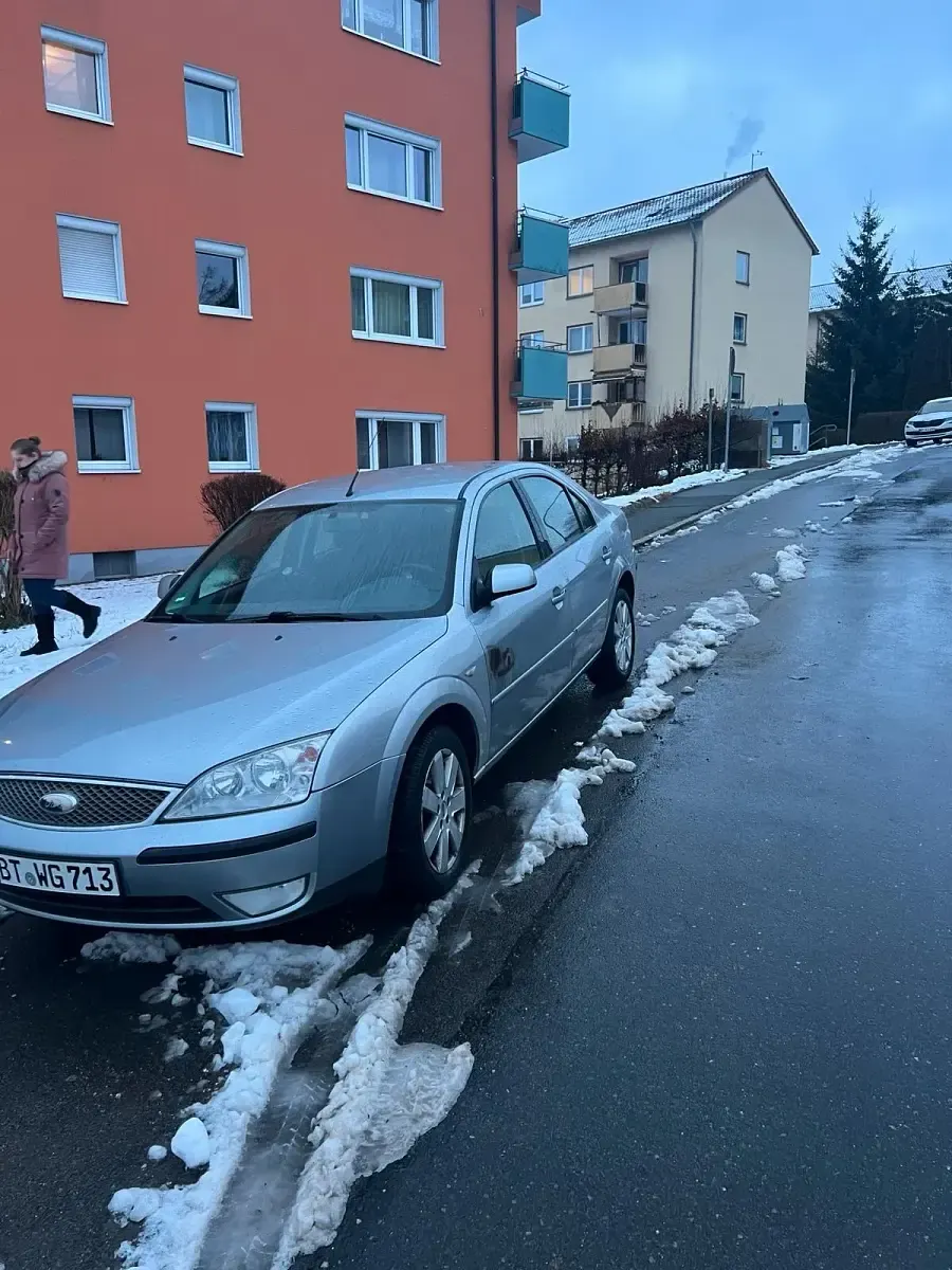 Gebraucht Ford Mondeo 125 PS (91 kW) 2002 Silber Limousine