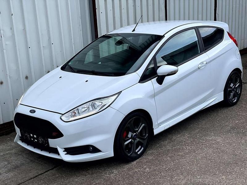 Gebraucht Ford Fiesta Performance Edition 182 PS (133 kW) 2015 Frostweiß Kleinwagen