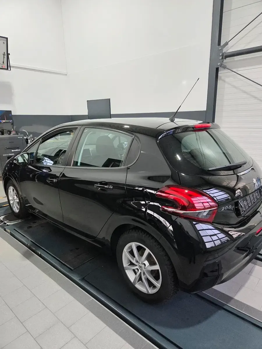 Gebraucht Peugeot 208 82 PS (60 kW) 2016 Schwarz Kleinwagen