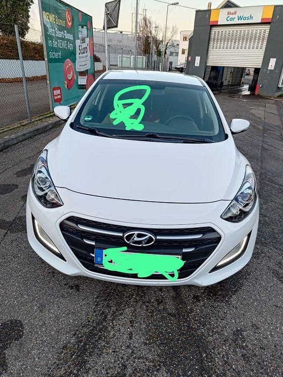 Weiß Gebraucht 2016 Hyundai i30 Limousine | 8.000 € (Fairer Preis) - Bild 1/4