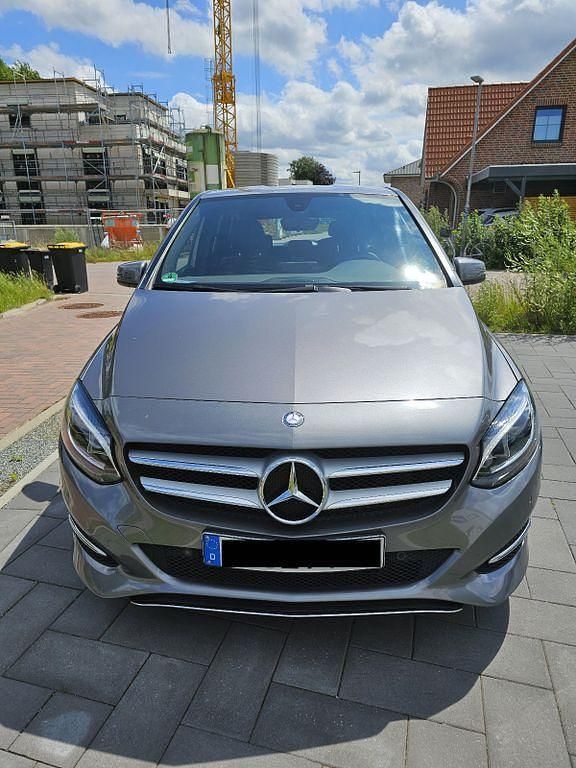 Gebraucht Mercedes B180 122 PS (89 kW) 2016 Grau Van / Kleinbus