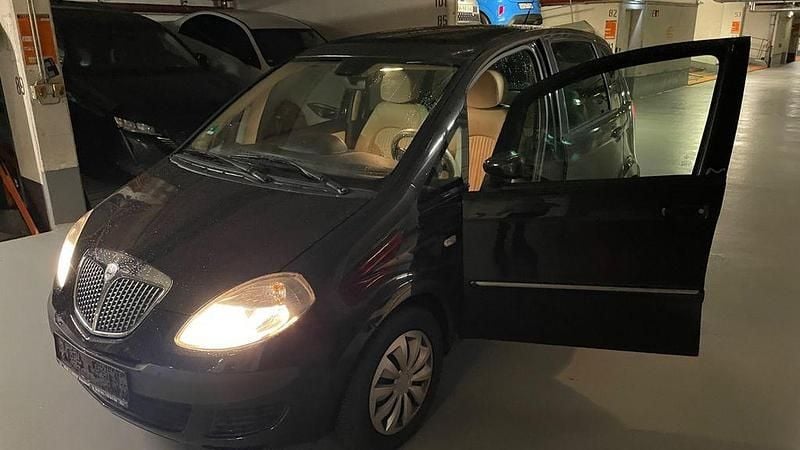 Braun Gebraucht 2006 Lancia Musa Van / Kleinbus | 700 € (Superpreis) - Bild 1/4