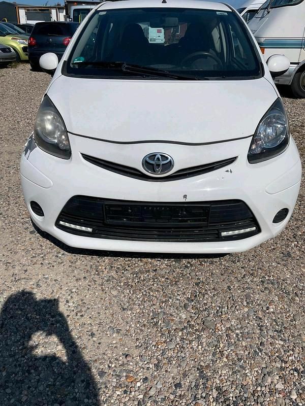 Weiß Gebraucht 2012 Toyota Aygo Kleinwagen | 800 € - Bild 1/4