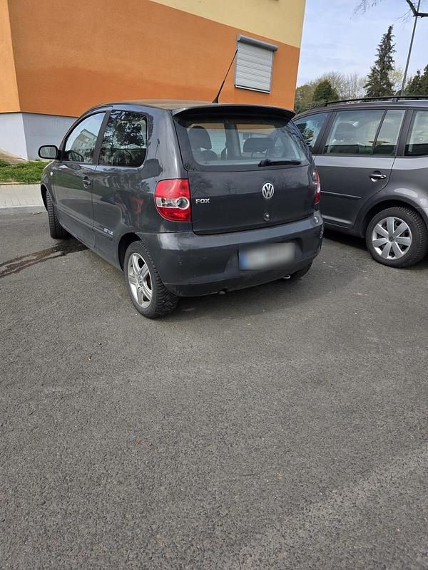 Gebraucht VW Fox 68 PS (50 kW) 2011 Grau Kleinwagen