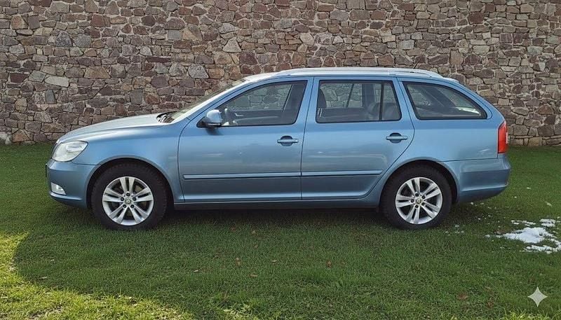 Gebraucht Skoda Octavia 105 PS (77 kW) 2011 Sedamodra satine/satine blau Kombi