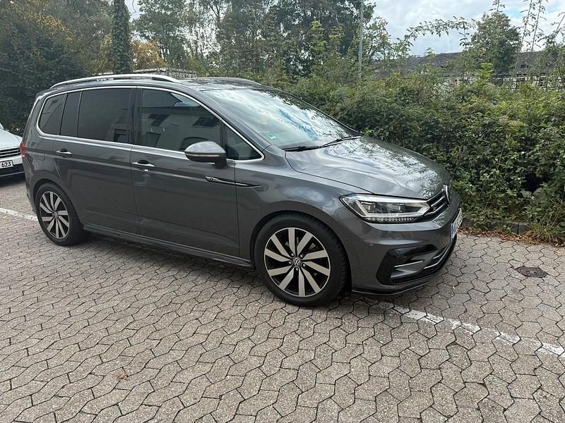 Grau Gebraucht 2018 VW Touran R Van / Kleinbus | 20.999 € (Fairer Preis) - Bild 1/4