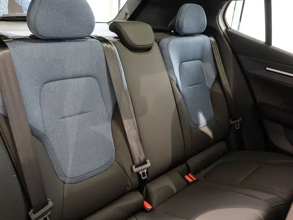 Neu Volvo EX30 CC Performance 314 kW (428 PS) 2025 Weiss SUV