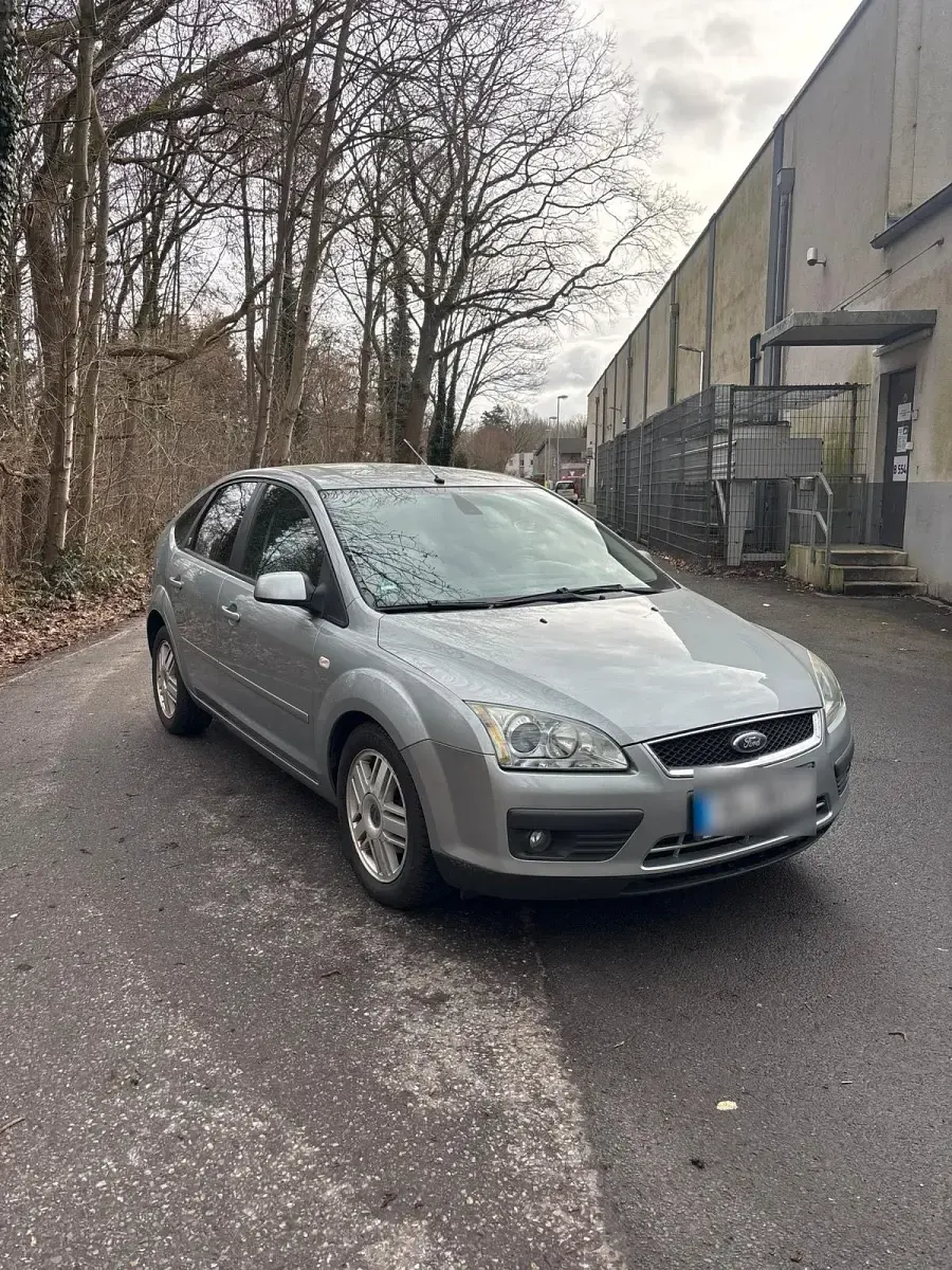 Brugt Ford Focus Ghia 101 HK (74 kW) 2005 Grå Hatchback