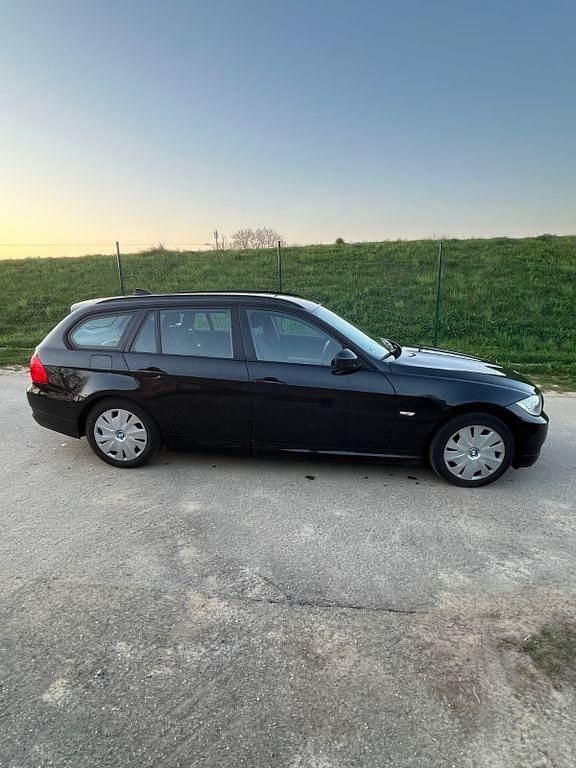 Gebraucht BMW 318 143 PS (105 kW) 2010 Schwarz Kombi