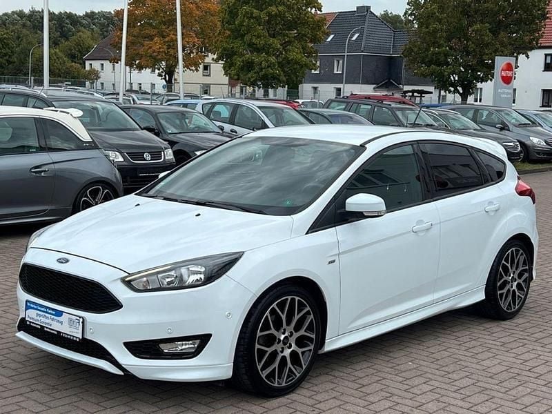 Weiß Gebraucht 2017 Ford Focus ST-Line Limousine | 8.999 € (Guter Preis) - Bild 1/4