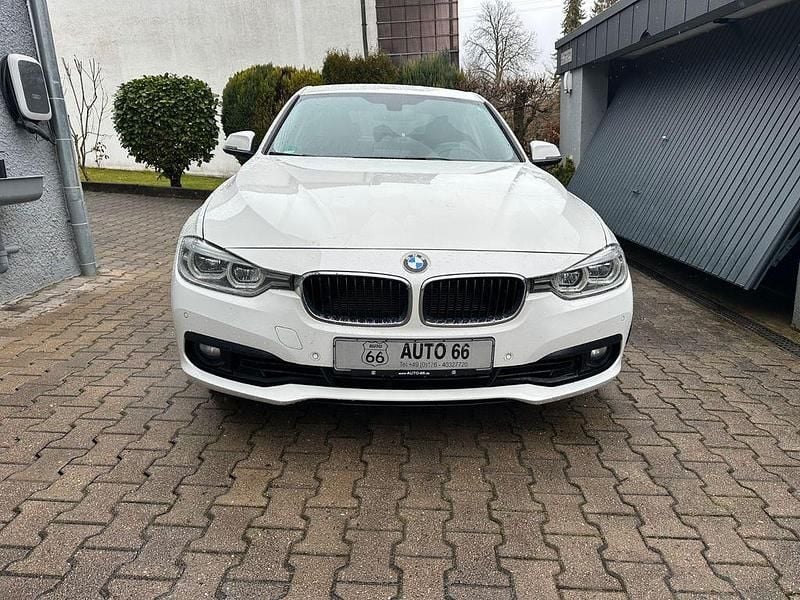 Gebraucht BMW 330 Advantage 258 PS (189 kW) 2017 Weiß Limousine