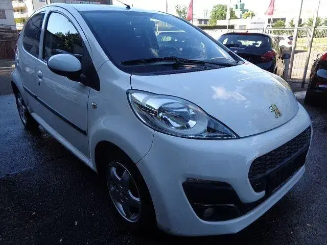 Gebraucht Peugeot 107 Active 68 PS (50 kW) 2012 Weiß Kleinwagen