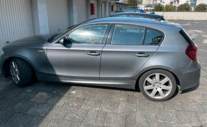 Grau Gebraucht 2011 BMW 118 Kleinwagen | 3.400 € (Fairer Preis) - Bild 1/4