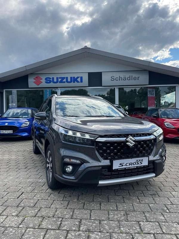 Grau Neu 2025 Suzuki SX4 S-Cross Comfort+ SUV | 35.490 € - Bild 1/4