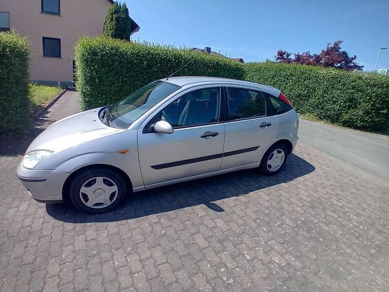 Gebraucht 2002 Ford Focus Ambiente Limousine | 1.000 € (Guter Preis) - Bild 1/3