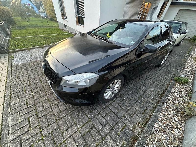 Gebraucht Mercedes A180 122 PS (89 kW) 2013 Schwarz Limousine