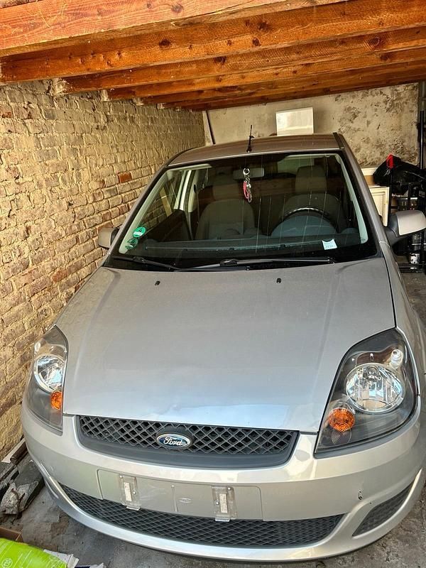 Silber Gebraucht 2008 Ford Fiesta Kleinwagen | 1.000 € (Guter Preis) - Bild 1/4