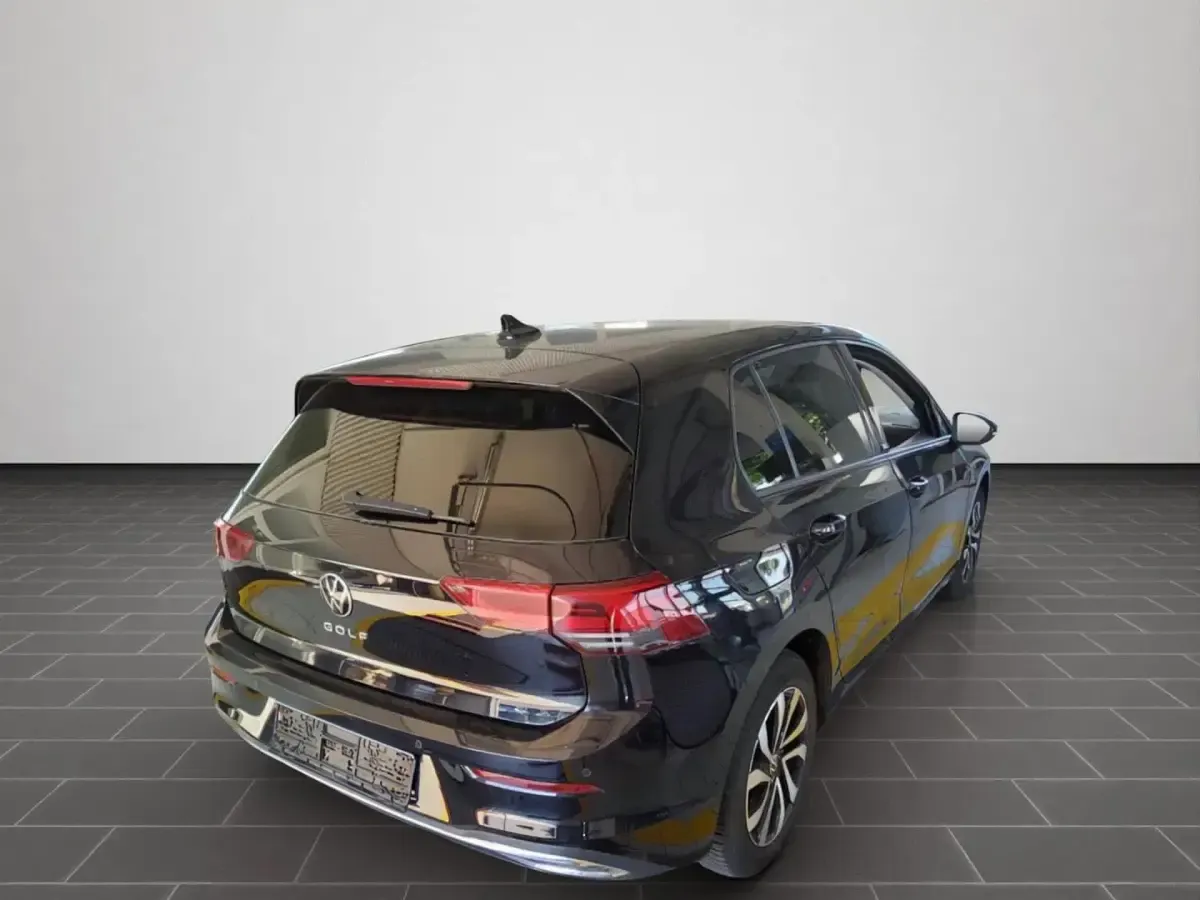 Gebraucht VW Golf VIII Active 150 PS (110 kW) 2022 Deep black perleffekt Limousine
