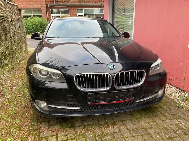Schwarz Gebraucht 2013 BMW 520 Sport Line Kombi | 7.998 € (Superpreis) - Bild 1/4