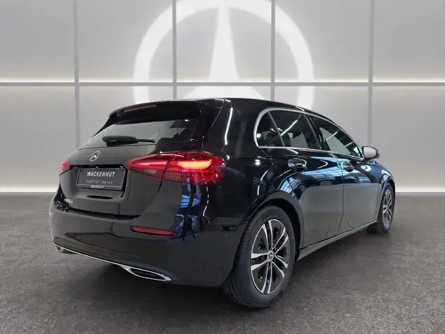 Gebraucht Mercedes A180 Advanced Plus 116 PS (85 kW) 2026 Schwarz Limousine