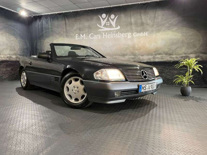 Blauschwarz (199o) Gebraucht 1992 Mercedes SL300 Cabrio | 28.900 € - Bild 1/4