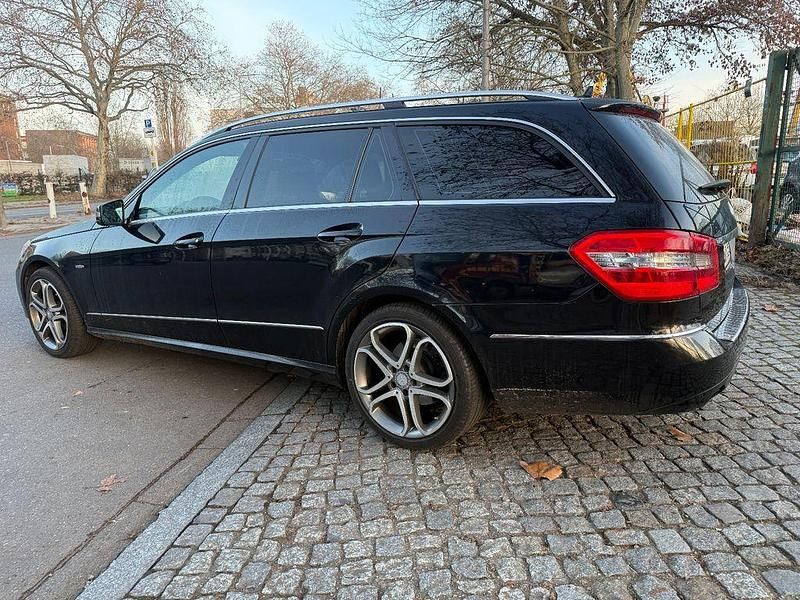 Gebraucht Mercedes E200 184 PS (135 kW) 2010 Schwarz Kombi